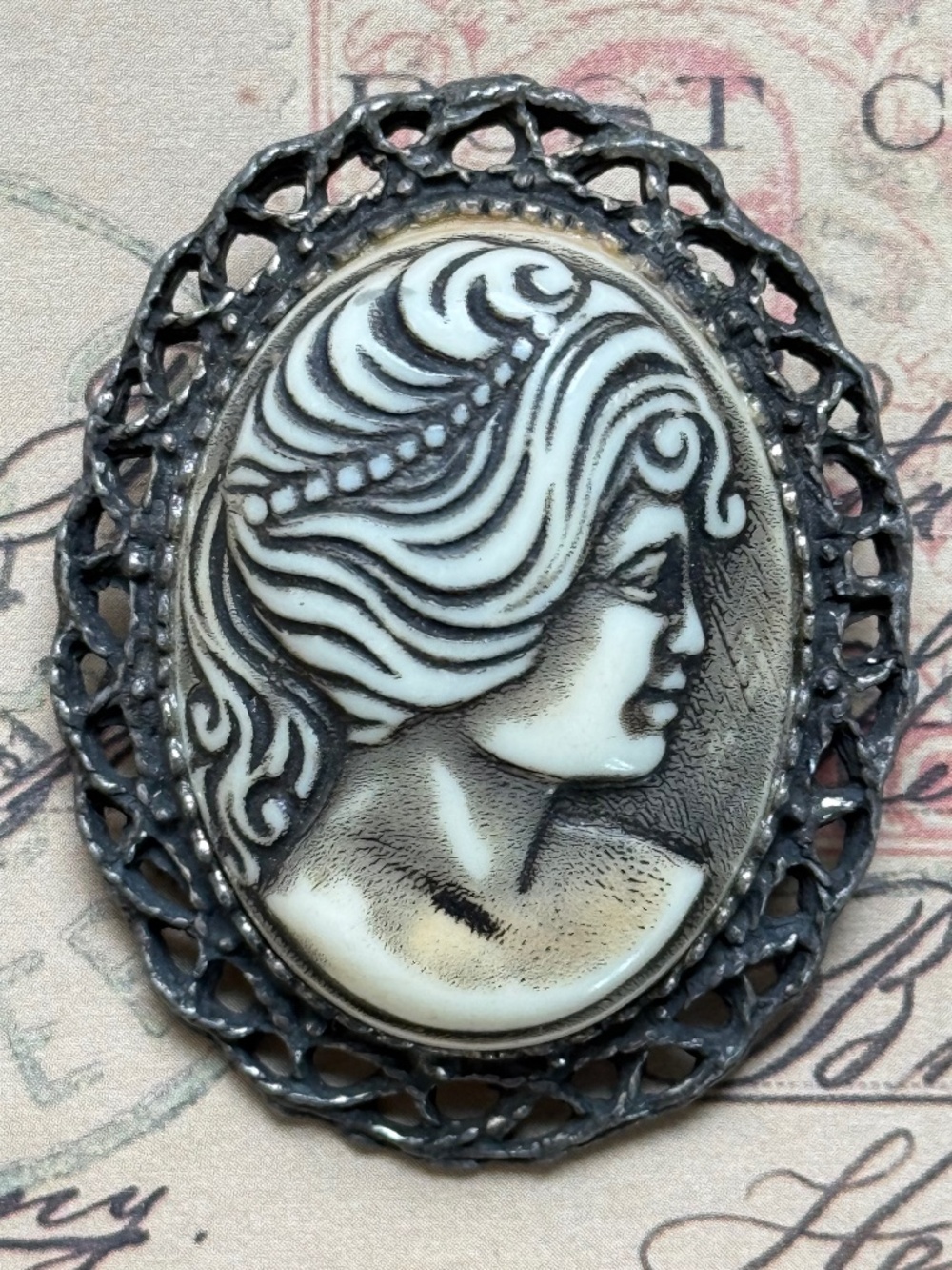 VINTAGE Oval Carved Lady Cameo Resin Brooch Filigree Frame Victorian